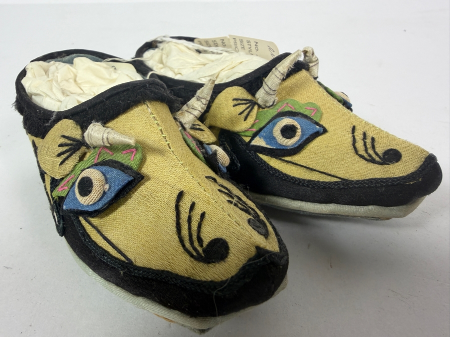 Antique Pair Of Chinese Handmade Embroidered Silk Year of the Bull Children's Shoes 5L [Photo 2]