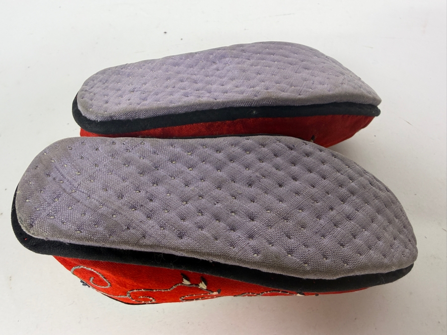 Vintage Pair Of Chinese Handmade Embroidered Silk Children's Shoes 5L [Photo 4]