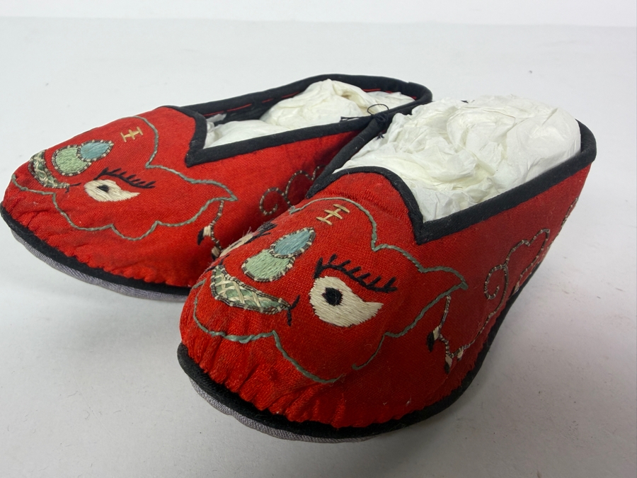 Vintage Pair Of Chinese Handmade Embroidered Silk Children's Shoes 5L [Photo 2]