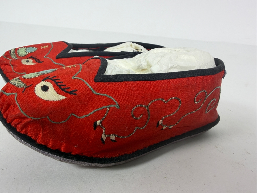 Vintage Pair Of Chinese Handmade Embroidered Silk Children's Shoes 5L [Photo 3]