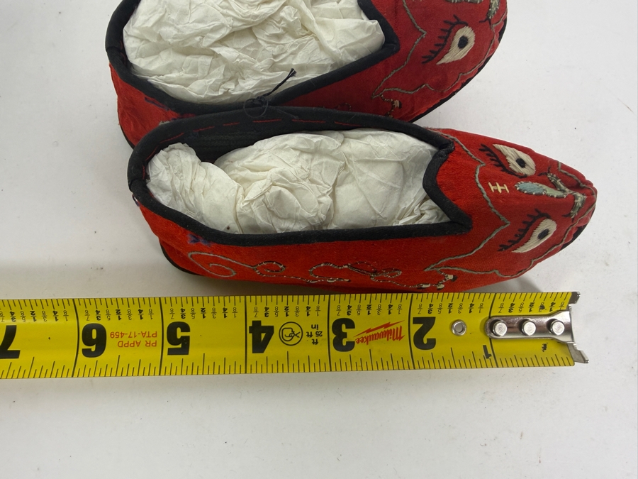Vintage Pair Of Chinese Handmade Embroidered Silk Children's Shoes 5L [Photo 5]