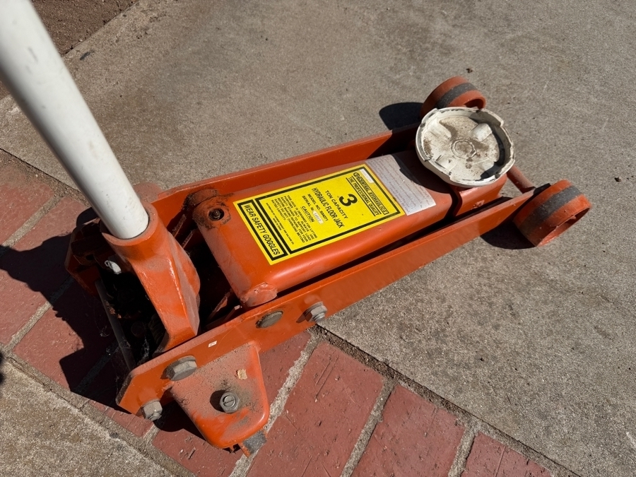 Daytona Three Ton Heavy Duty Low Profile Steel Floor Jack Featuring Rapid Pump Dual Piston Design And Long Handle [Photo 2]