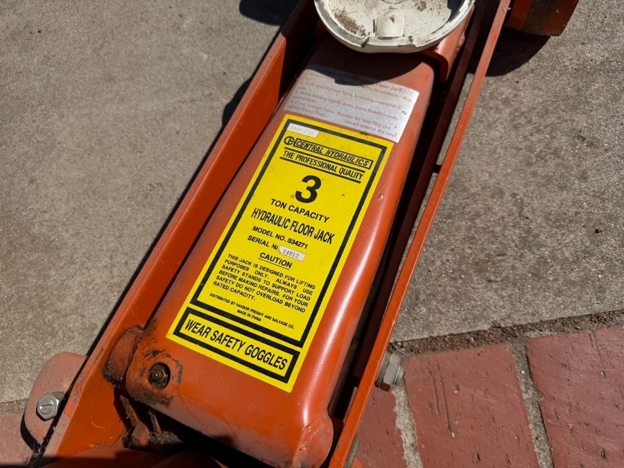 Daytona Three Ton Heavy Duty Low Profile Steel Floor Jack Featuring Rapid Pump Dual Piston Design And Long Handle [Photo 3]