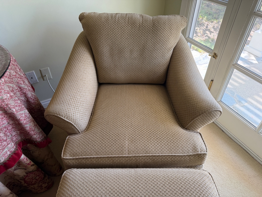 Kravet Furniture Basics Traditional Woven Fabric Lounge Armchair And Ottoman Set Chair: 36'W X 35'D X 29'H Ottoman: 27'W X 22'D X 17'H [Photo 4]