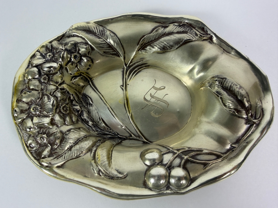 Stunning Antique American Art Nouveau Sterling Silver Dish Featuring a Repousse Floral Design 7.25W X 5.25D X 1.5H 71.6g (Silver Melt Value $138) [Photo 2]