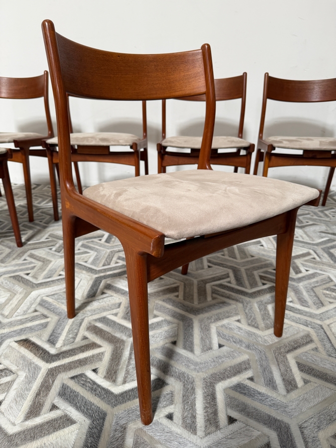 Vintage Danish Mid-Century Modern Henning Kjaernulf Model 62 Dining Table for Sorø Stolefabrik in Denmark 49'W X (128'L with Leaves / 49'L without Leaves) X 29'H with (6) Danish Modern Teak Dining Chairs Attributed to Johannes Andersen for Bramin Mobler [Photo 30]