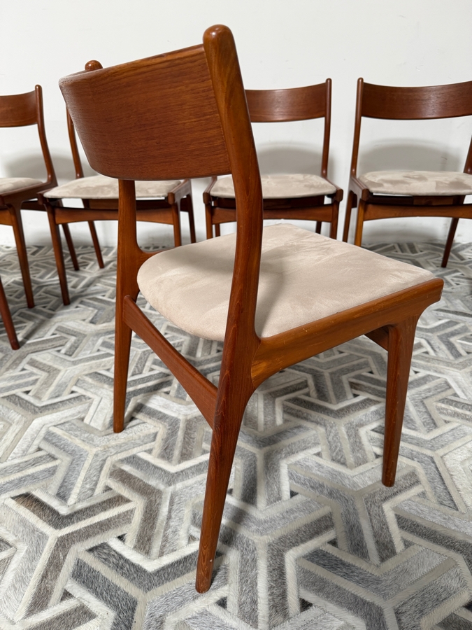 Vintage Danish Mid-Century Modern Henning Kjaernulf Model 62 Dining Table for Sorø Stolefabrik in Denmark 49'W X (128'L with Leaves / 49'L without Leaves) X 29'H with (6) Danish Modern Teak Dining Chairs Attributed to Johannes Andersen for Bramin Mobler [Photo 29]