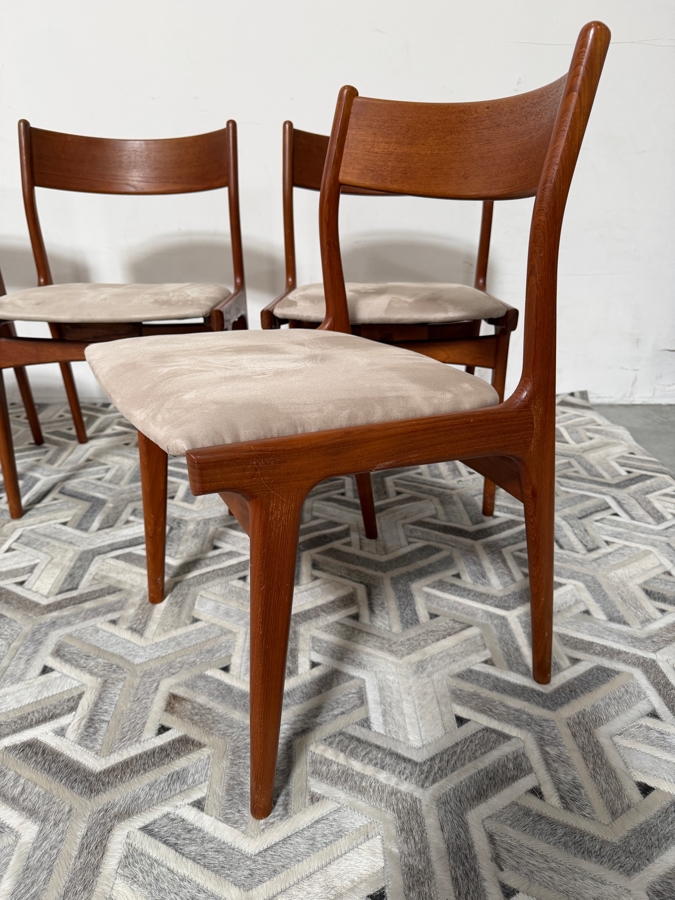 Vintage Danish Mid-Century Modern Henning Kjaernulf Model 62 Dining Table for Sorø Stolefabrik in Denmark 49'W X (128'L with Leaves / 49'L without Leaves) X 29'H with (6) Danish Modern Teak Dining Chairs Attributed to Johannes Andersen for Bramin Mobler [Photo 26]