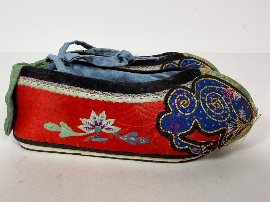 Antique Chinese Hand Embroidered Silk Child Lotus Shoes 7'L [Photo 2]