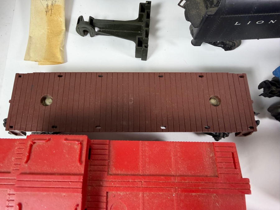 Vintage Lionel Postwar O-27 Gauge Steam Freight Train Set Featuring No. 1060 Scout Locomotive and Components [Photo 10]