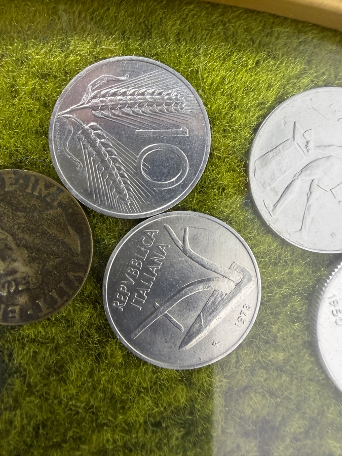Framed Mixed Collection Of Vintage Pre-Euro Italian Lire Coins Featuring 1950s Aluminum 10 Lire [Photo 5]