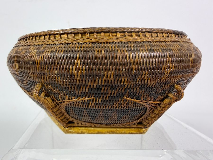 Just Added - Exquisite Hand-woven Small Basket Gifted to Patrick O'Brien by Queen Sirikit of Thailand in Connection with the 1982 Bicentennial Celebration Commemorating the 200th Anniversary of the Founding of Bangkok 4.5'W X 2'H (Comes with Provenance) [Photo 3]