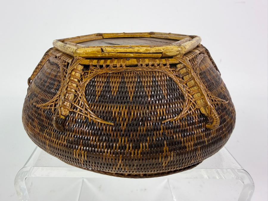 Just Added - Exquisite Hand-woven Small Basket Gifted to Patrick O'Brien by Queen Sirikit of Thailand in Connection with the 1982 Bicentennial Celebration Commemorating the 200th Anniversary of the Founding of Bangkok 4.5'W X 2'H (Comes with Provenance) [Photo 8]