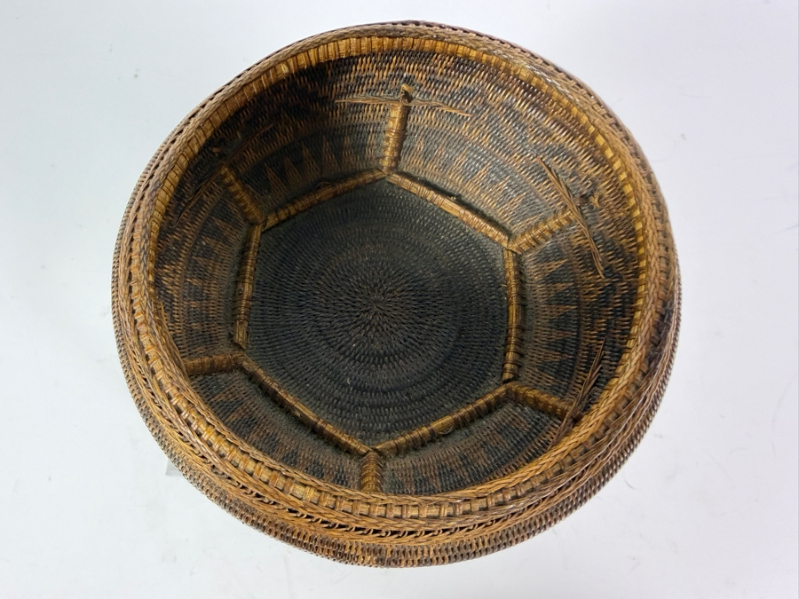 Just Added - Exquisite Hand-woven Small Basket Gifted to Patrick O'Brien by Queen Sirikit of Thailand in Connection with the 1982 Bicentennial Celebration Commemorating the 200th Anniversary of the Founding of Bangkok 4.5'W X 2'H (Comes with Provenance) [Photo 5]