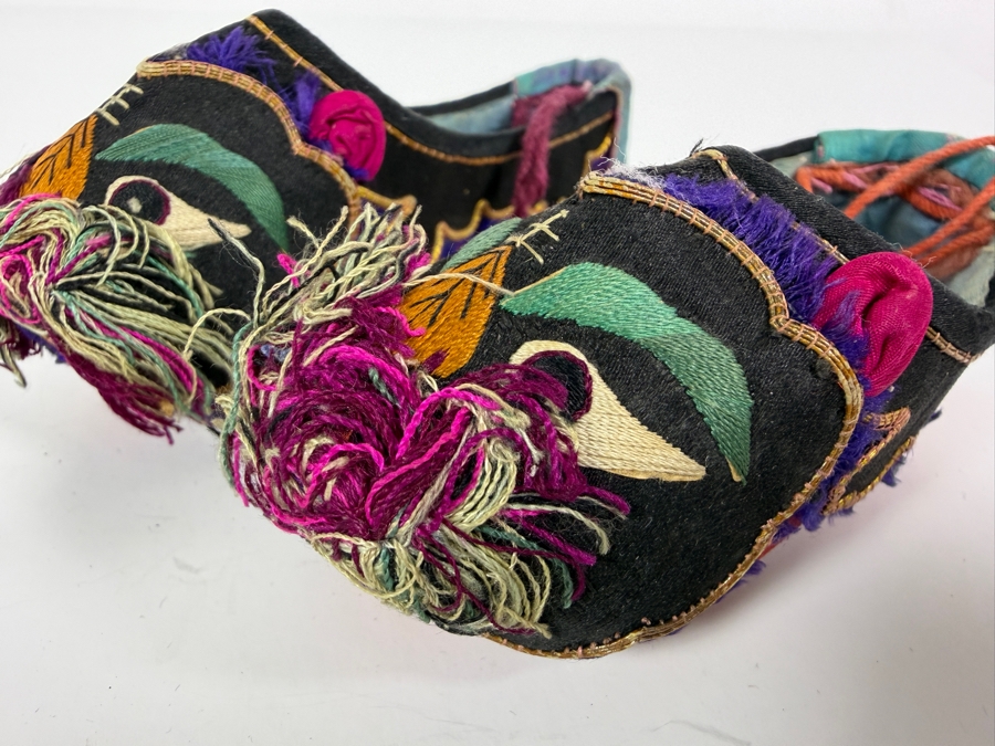 Vintage Pair Of Chinese Handmade Embroidered Silk Children's Shoes 5.5L [Photo 2]