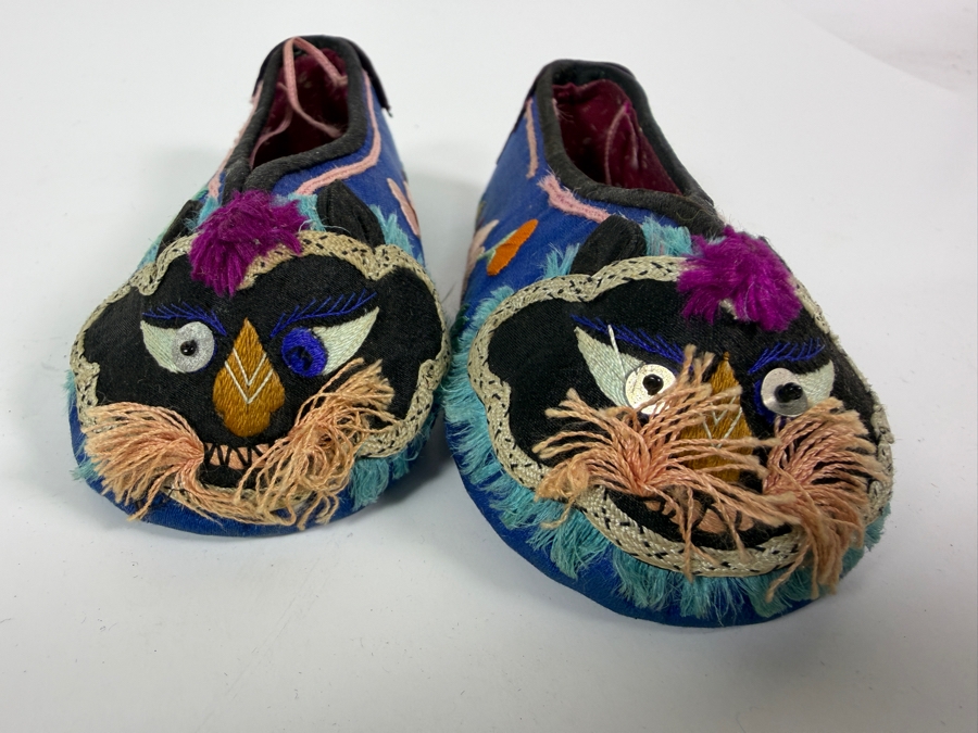 Vintage Pair Of Chinese Handmade Embroidered Silk Children's Shoes 5L [Photo 8]