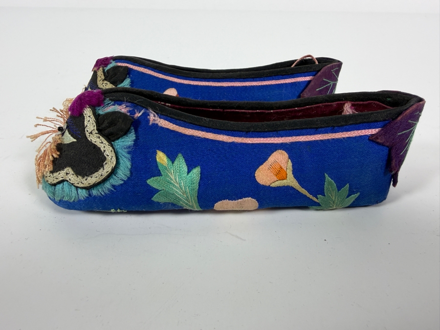 Vintage Pair Of Chinese Handmade Embroidered Silk Children's Shoes 5L [Photo 5]