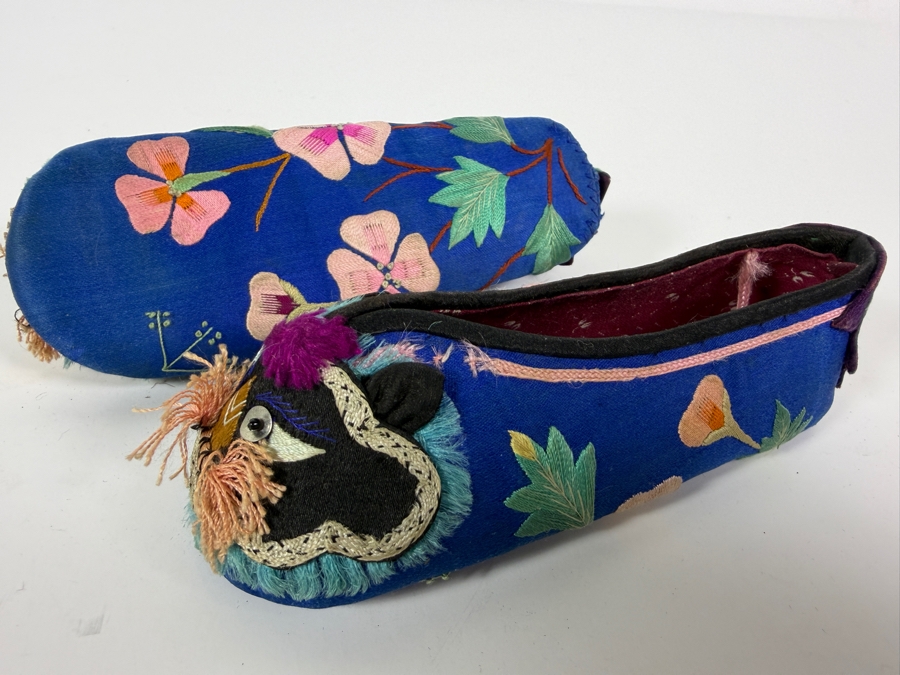 Vintage Pair Of Chinese Handmade Embroidered Silk Children's Shoes 5L [Photo 7]