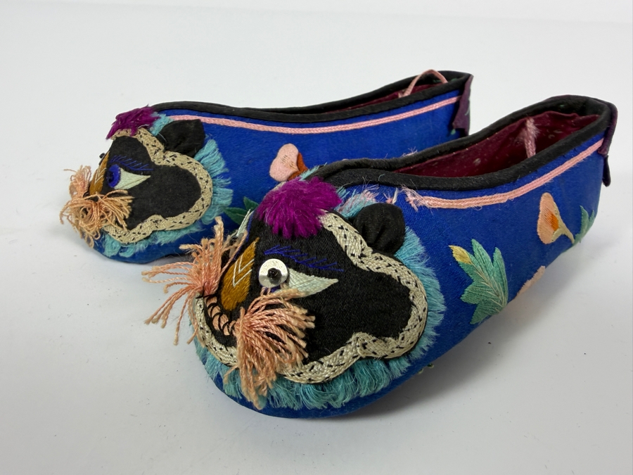 Vintage Pair Of Chinese Handmade Embroidered Silk Children's Shoes 5L [Photo 3]