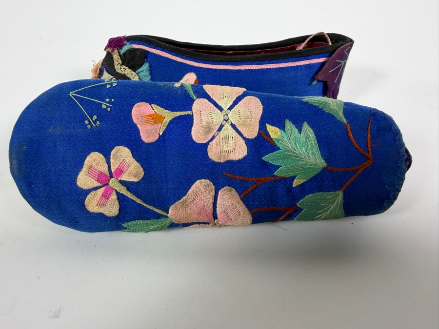 Vintage Pair Of Chinese Handmade Embroidered Silk Children's Shoes 5L [Photo 6]
