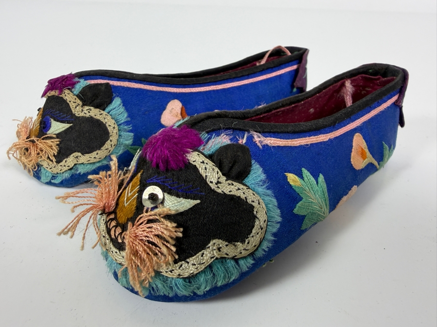 Vintage Pair Of Chinese Handmade Embroidered Silk Children's Shoes 5L [Photo 4]
