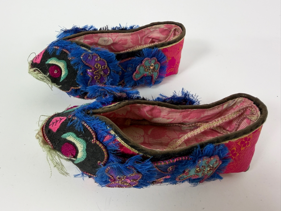 Vintage Pair Of Chinese Handmade Embroidered Silk Children's Shoes 5.5L [Photo 3]