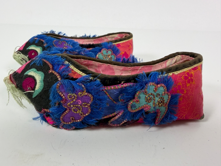 Vintage Pair Of Chinese Handmade Embroidered Silk Children's Shoes 5.5L [Photo 2]