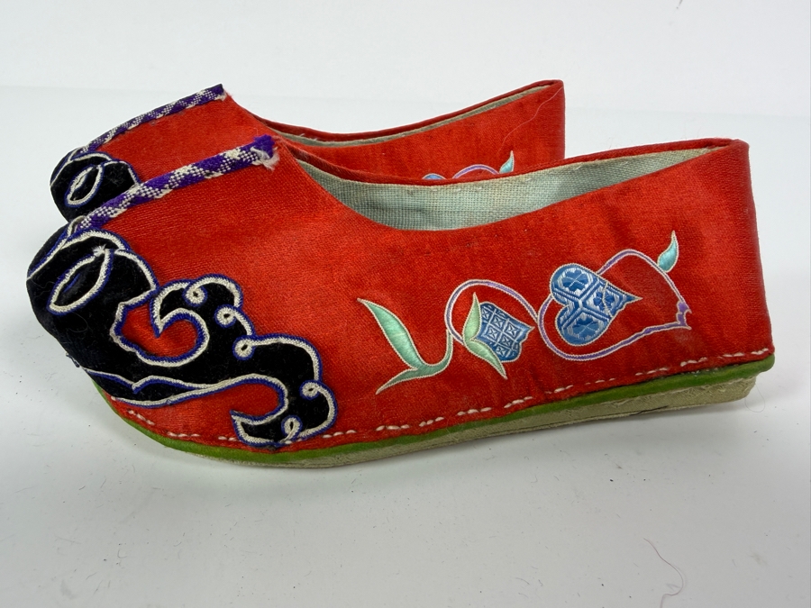 Vintage Pair Of Chinese Handmade Embroidered Silk Children's Lotus Shoes 6L [Photo 2]