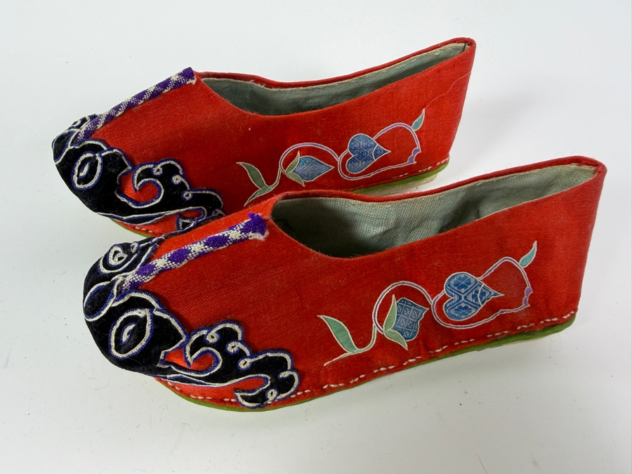 Vintage Pair Of Chinese Handmade Embroidered Silk Children's Lotus Shoes 6L [Photo 3]