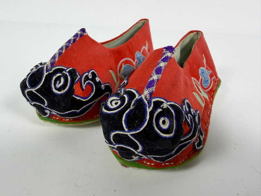 Vintage Pair Of Chinese Handmade Embroidered Silk Children's Lotus Shoes 6L [Photo 4]