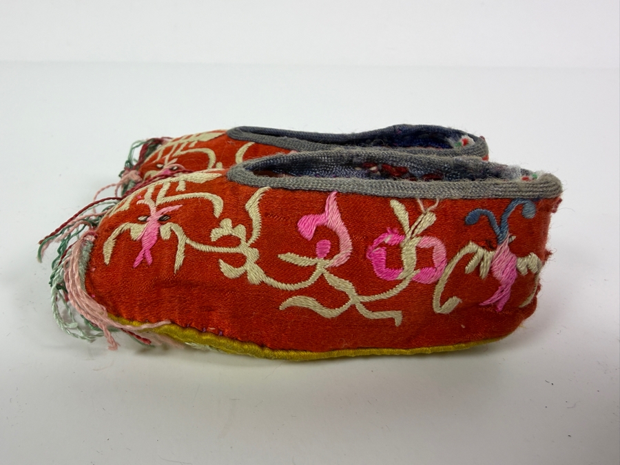 Vintage Pair Of Chinese Handmade Embroidered Silk Children's Shoes 4.5L [Photo 4]