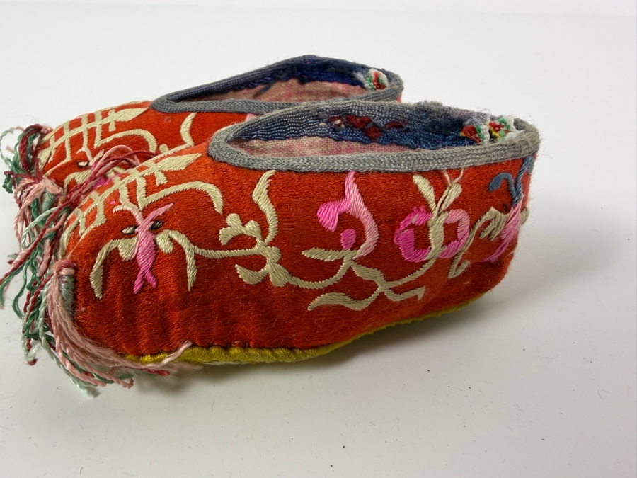 Vintage Pair Of Chinese Handmade Embroidered Silk Children's Shoes 4.5L [Photo 2]