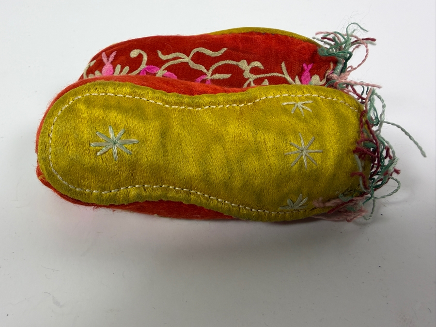 Vintage Pair Of Chinese Handmade Embroidered Silk Children's Shoes 4.5L [Photo 3]