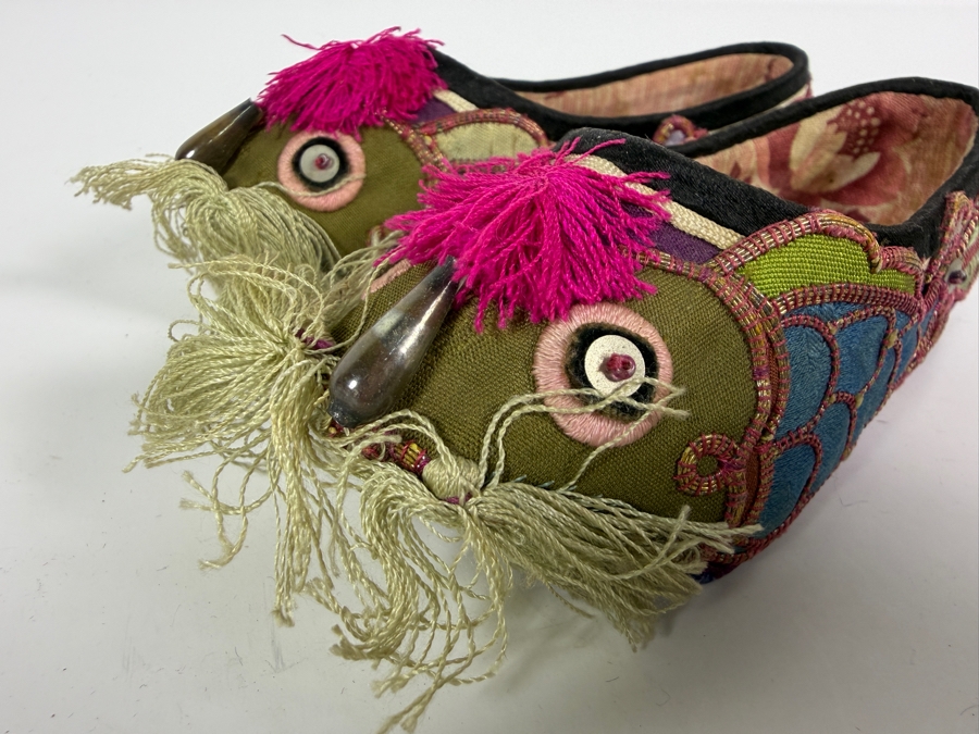 Vintage Pair Of Chinese Handmade Embroidered Silk Children's Shoes 5.5L [Photo 3]