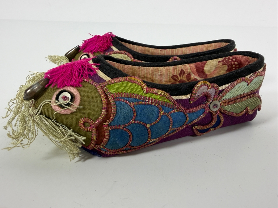 Vintage Pair Of Chinese Handmade Embroidered Silk Children's Shoes 5.5L [Photo 2]
