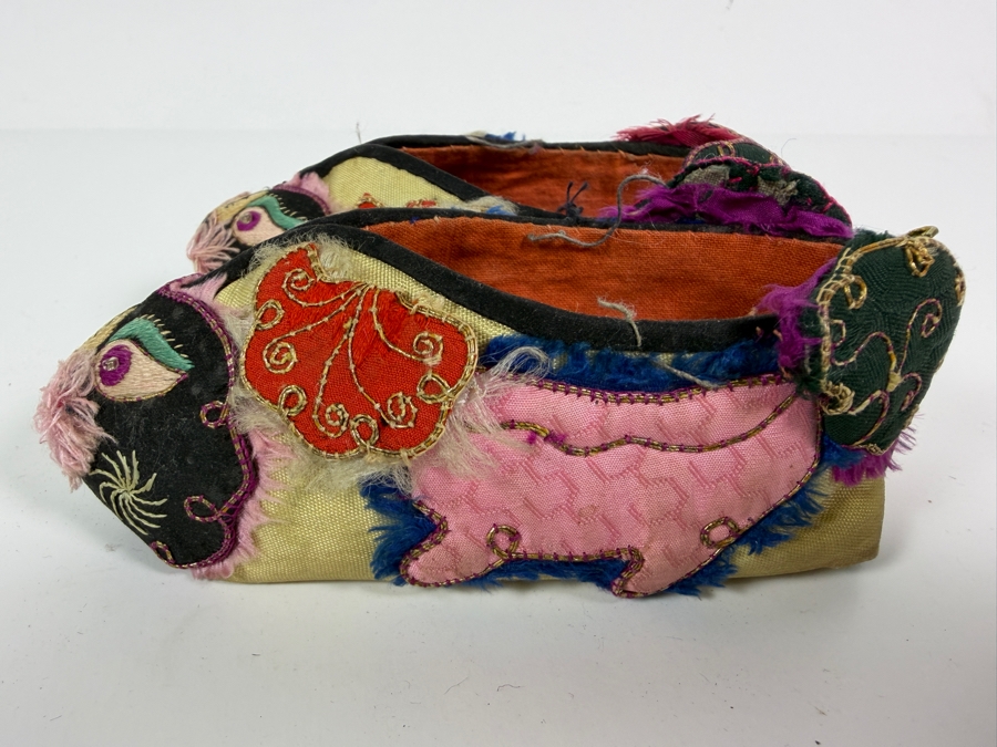Vintage Pair Of Chinese Handmade Embroidered Silk Children's Shoes with Pink Pig 5L [Photo 3]