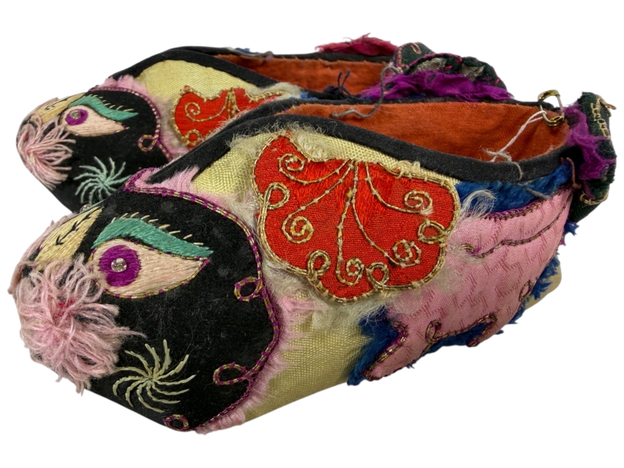 Vintage Pair Of Chinese Handmade Embroidered Silk Children's Shoes with Pink Pig 5L