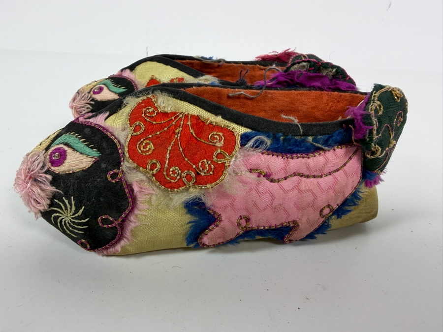 Vintage Pair Of Chinese Handmade Embroidered Silk Children's Shoes with Pink Pig 5L [Photo 2]