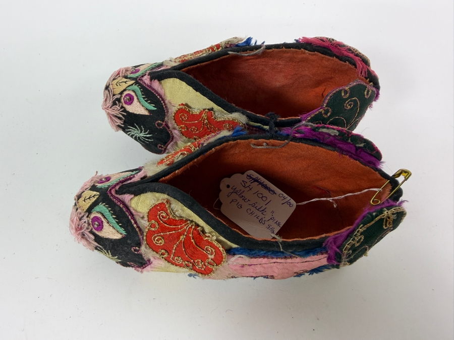 Vintage Pair Of Chinese Handmade Embroidered Silk Children's Shoes with Pink Pig 5L [Photo 4]