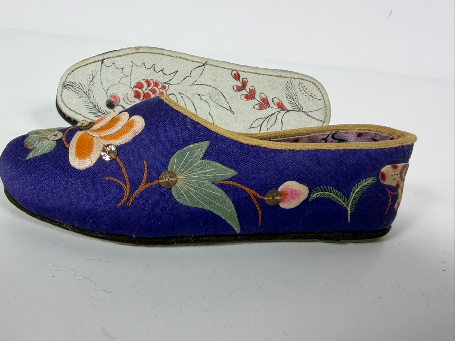 Vintage Pair Of Chinese Handmade Embroidered Silk Children's Shoes with Koi Fish on Bottom 5.25L [Photo 3]