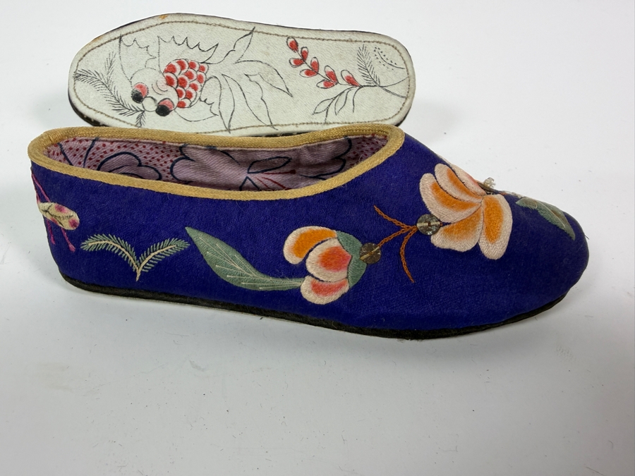 Vintage Pair Of Chinese Handmade Embroidered Silk Children's Shoes with Koi Fish on Bottom 5.25L [Photo 5]
