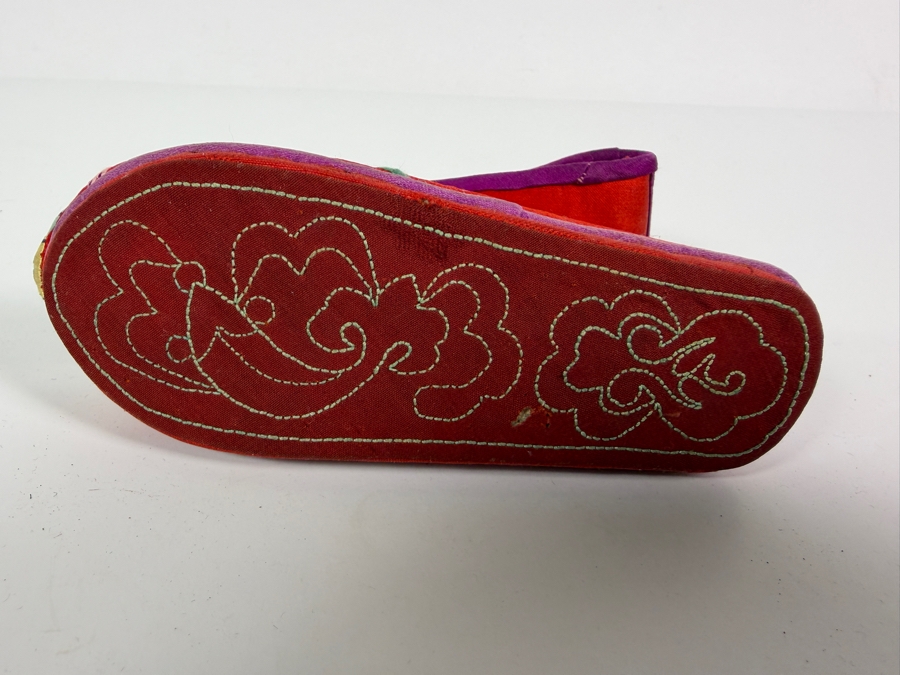 Vintage Pair Of Chinese Handmade Embroidered Silk Children's Shoes 5.5L [Photo 4]