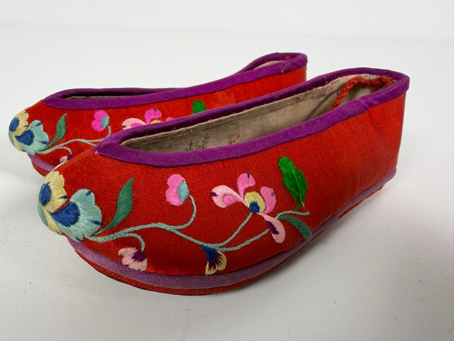 Vintage Pair Of Chinese Handmade Embroidered Silk Children's Shoes 5.5L [Photo 2]
