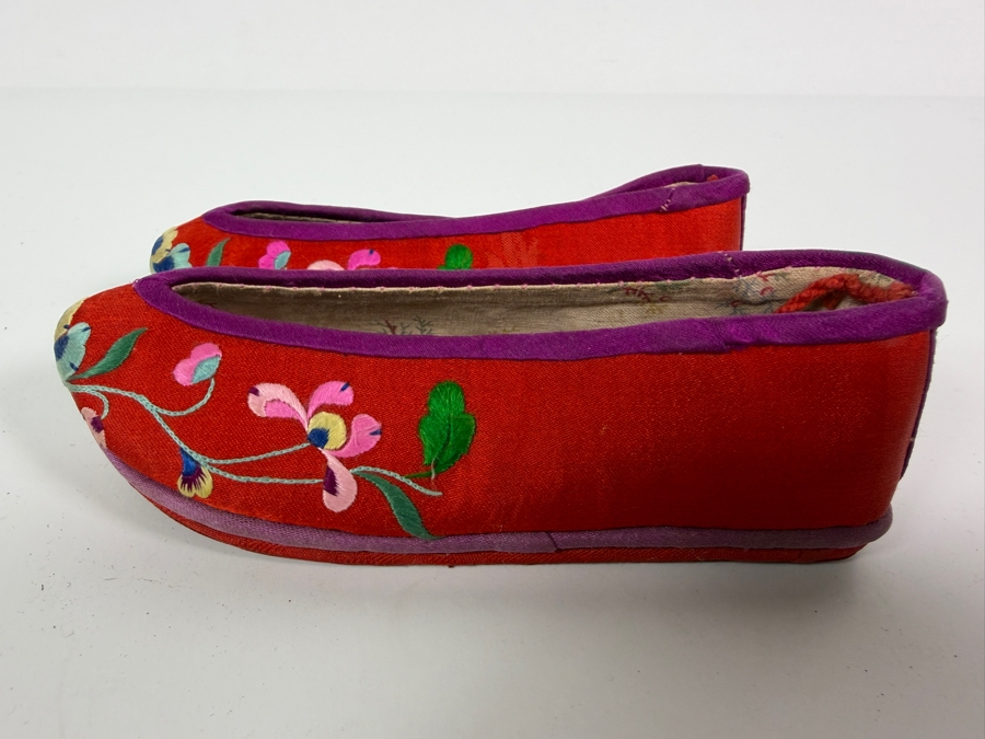 Vintage Pair Of Chinese Handmade Embroidered Silk Children's Shoes 5.5L [Photo 3]