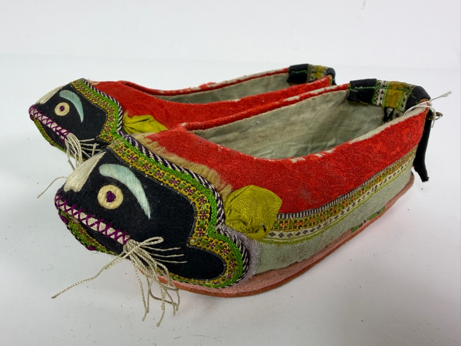 Vintage Pair Of Chinese Handmade Embroidered Silk Children's Shoes with Red Ox 5.5L [Photo 2]