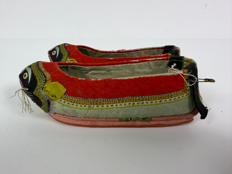 Vintage Pair Of Chinese Handmade Embroidered Silk Children's Shoes with Red Ox 5.5L [Photo 3]