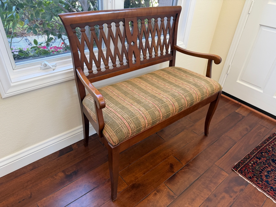 Design Toscano The Wren Solid Mahogany Georgian Style Accent Settee Bench With Upholstered Seat and Interlocking Filigree Carved Backrest 40W X 22D X 38H [Photo 3]