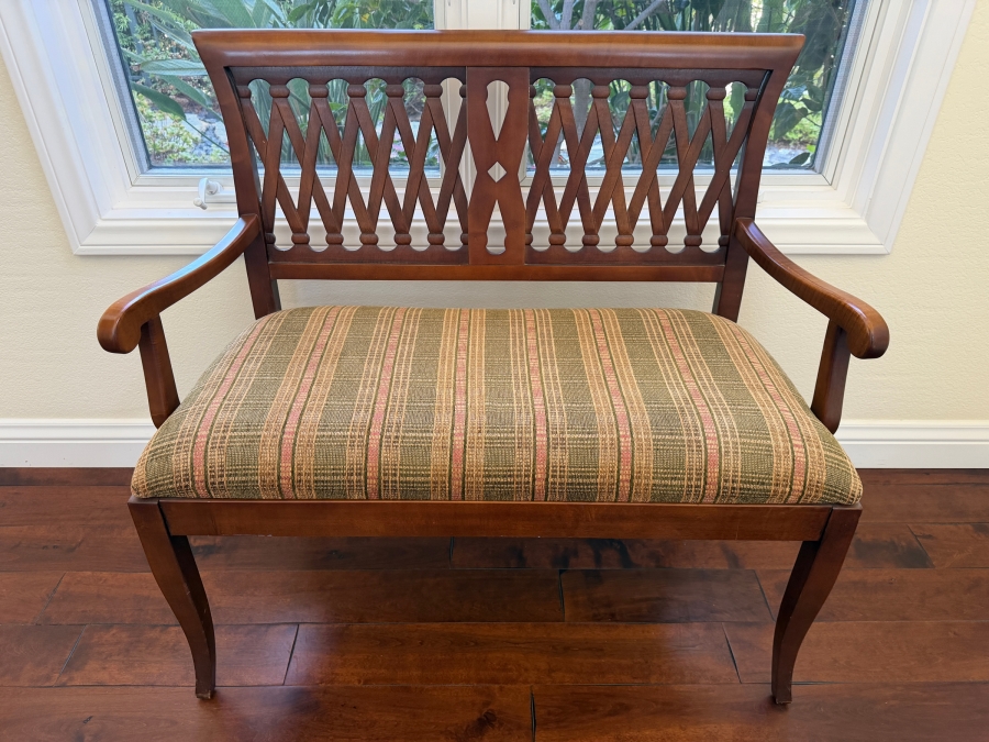 Design Toscano The Wren Solid Mahogany Georgian Style Accent Settee Bench With Upholstered Seat and Interlocking Filigree Carved Backrest 40W X 22D X 38H [Photo 2]