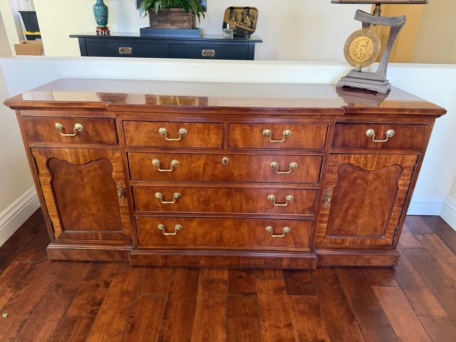 Thomasville The Mahogany Collection Traditional Chippendale Style Flame Veneer Sideboard Buffet Crezenda 64'W X 17.5'D X 30'H [Photo 2]