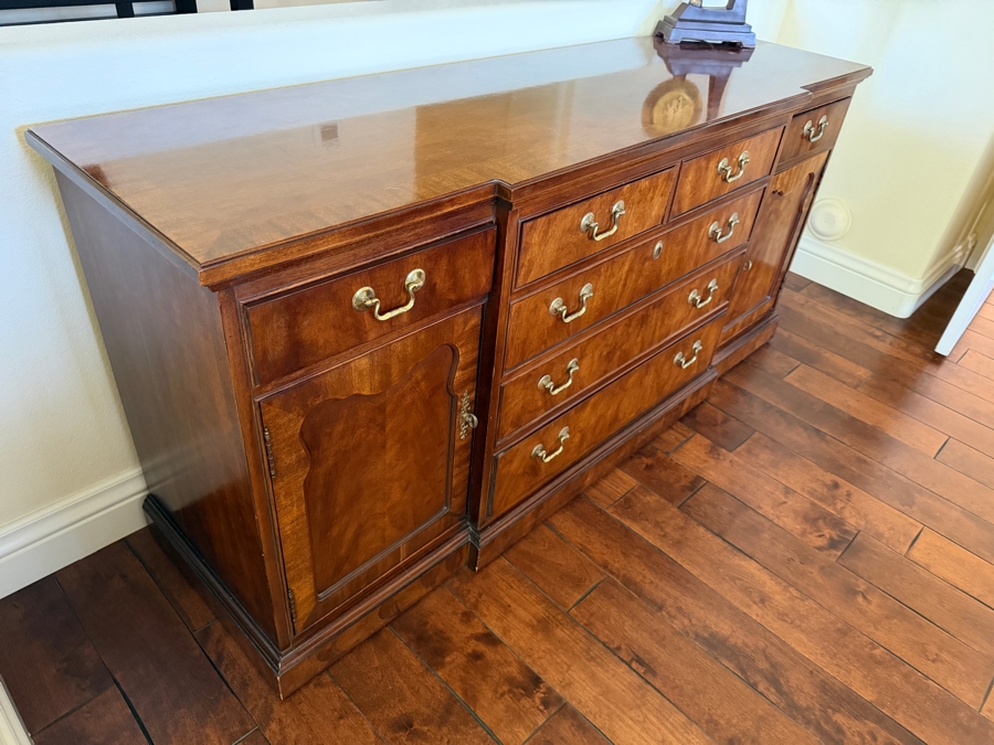 Thomasville The Mahogany Collection Traditional Chippendale Style Flame Veneer Sideboard Buffet Crezenda 64'W X 17.5'D X 30'H [Photo 5]
